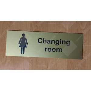 Табличка сhanging room для жінок пластикова ламінована встановлена на дверях роздягальні в громадському приміщенні - фото.